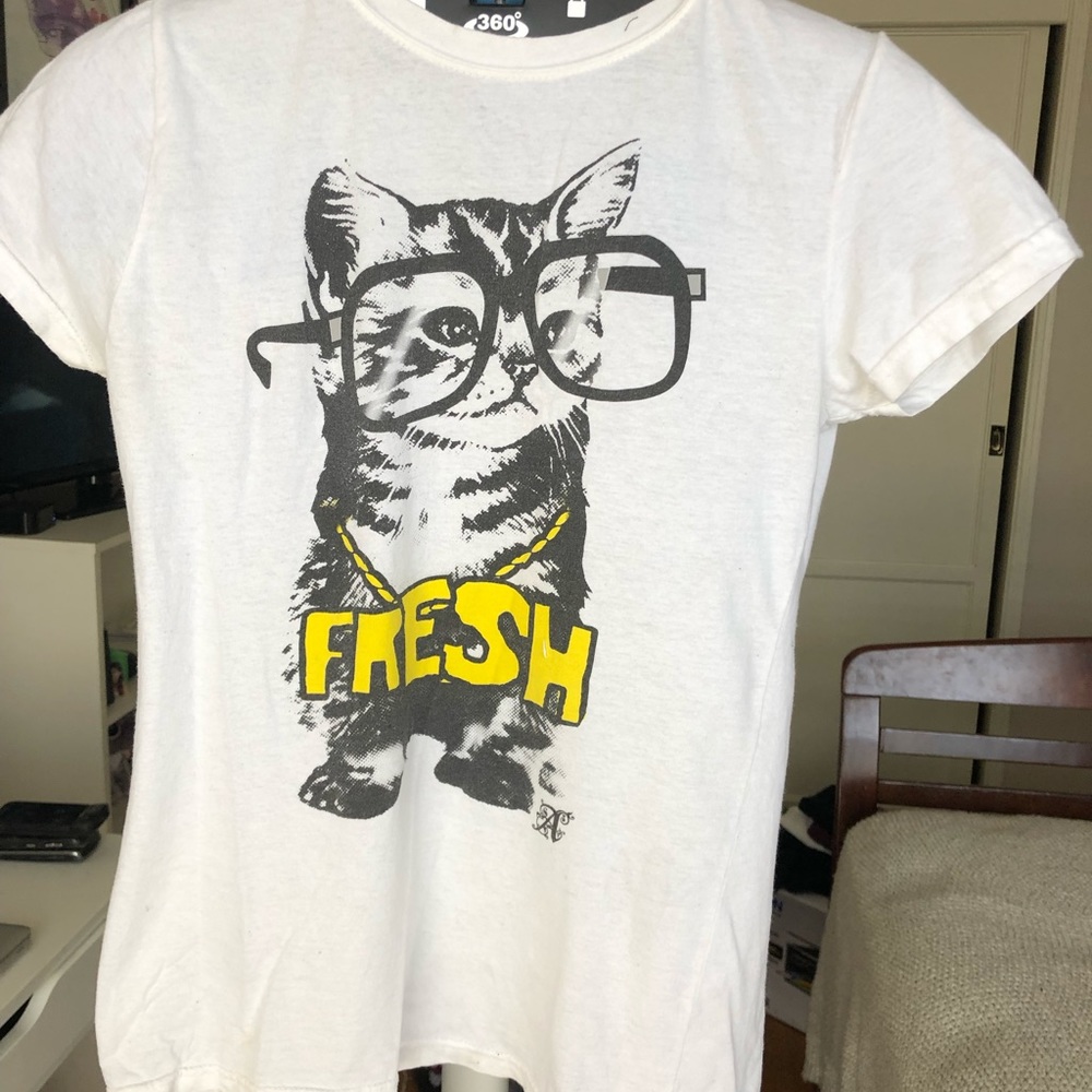 T-shirt cat logo